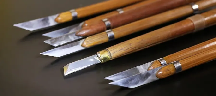 印鑑作製に使う印刀(いんとう)の数々。熟練の職人の技を支える専門的な道具